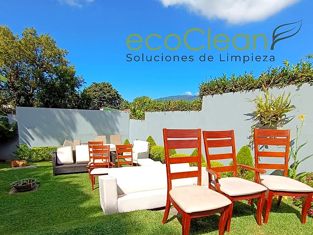 Sillas y sofá de jardín limpiados por EcoClean